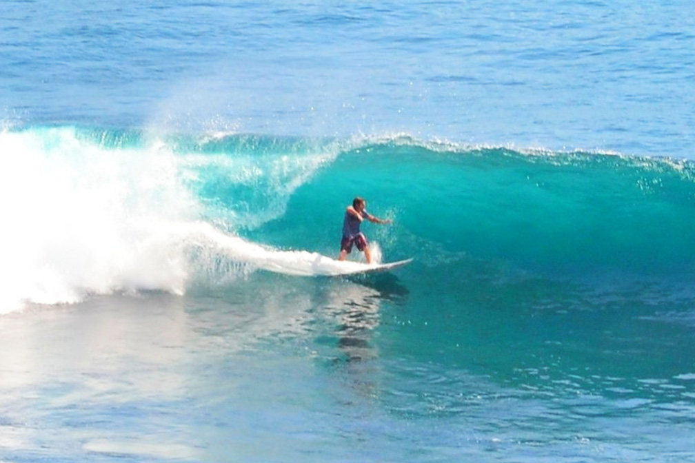 Campeão de surfe australiano é internado em Bali e pede doação de sangue, surfe